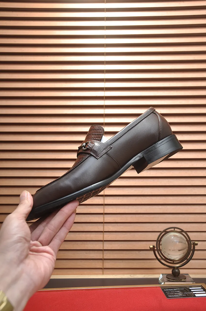 Men's men's shoes 💰540💶 [LV] (original single cowhide lining) 🍀LV's latest genuine leather business suit shoes are launched simultaneously on the official website. The first-layer cowhide imported from Italy is made of heavy gold, 💥official website 1:1 rubber outsole. Versatile to wear, high-end without losing class, and the color combination is extraordinary. This four-season style is alluring when worn on your feet, showing off your big-name flair. Standard code 38-45 (45 customized)